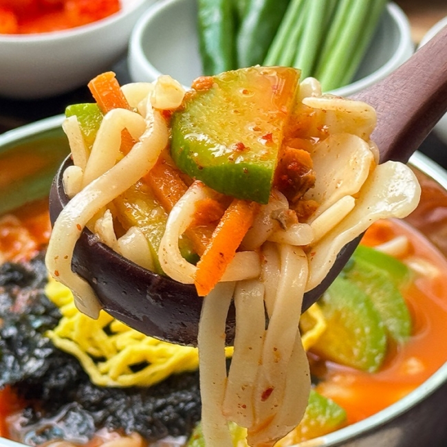 [귀빈정]보리새우 특제소스 얼큰수제비 장칼국수 밀키트